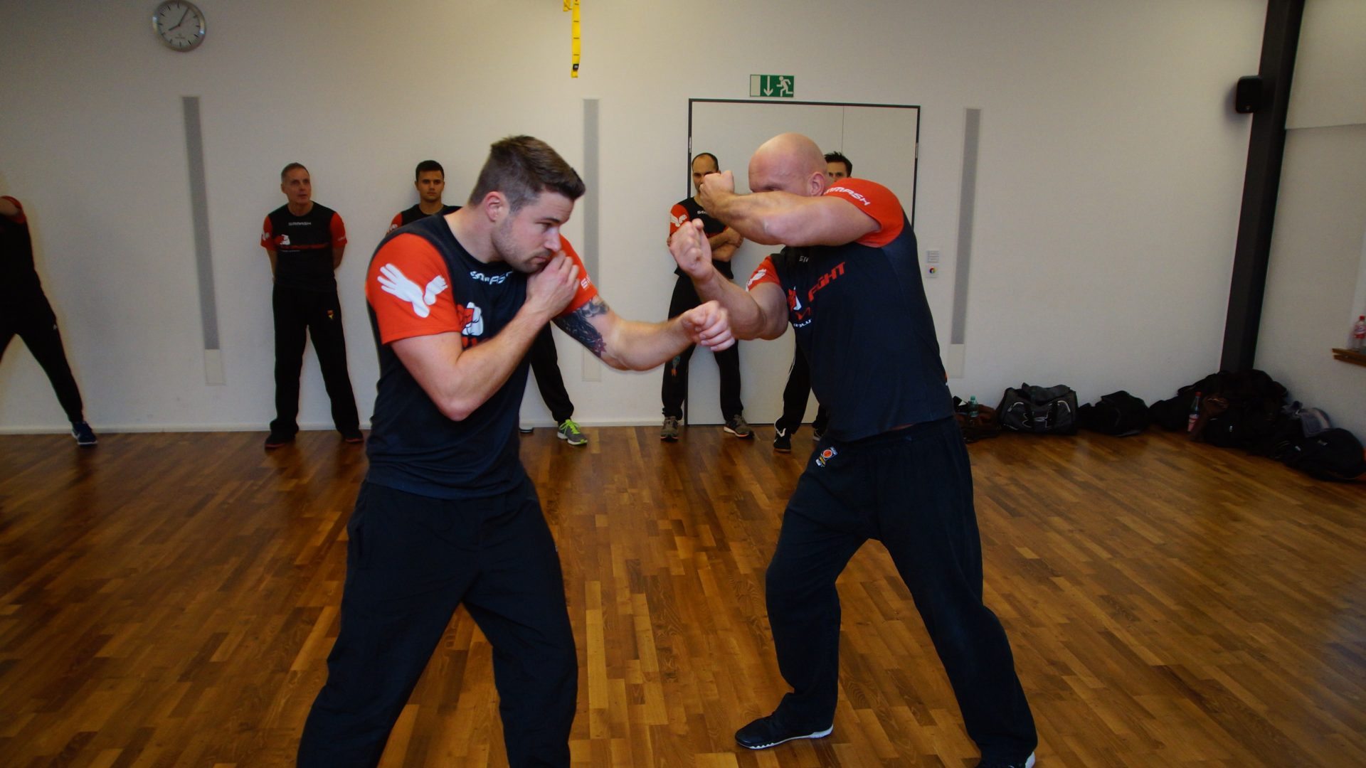 Erwachsene beim Wing Fight-Training